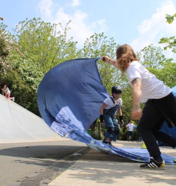 Les enfants sont avec Le laboratoire de la ride à la journée « Le 17e en forme Olympique »